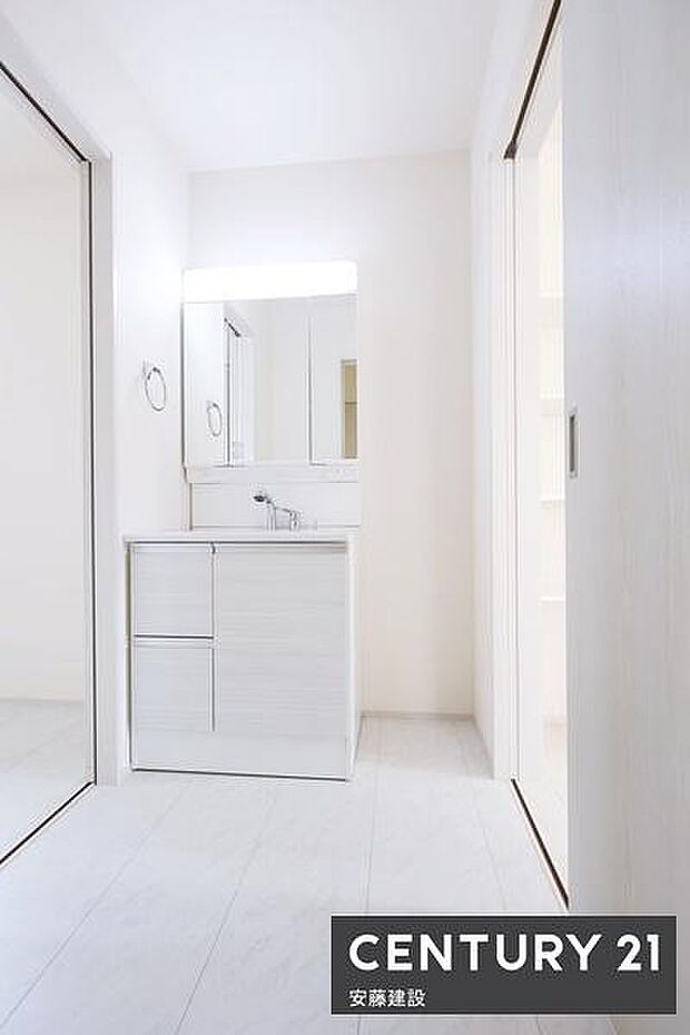【 洗面所 / Washroom 】すっきりとまとまったコンパクト設計の洗面所脱衣所と別れており、来客時や家族が入浴中でも使いやすい間取