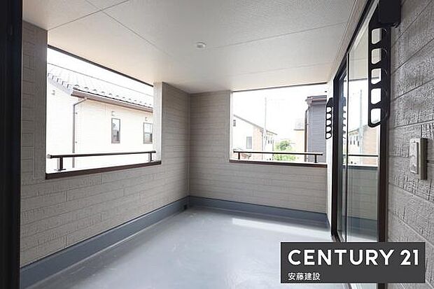 【 バルコニー / Balcony 】2部屋から出入可能な南東向きバルコニー!インナーバルコニーのため急な雨でも安心