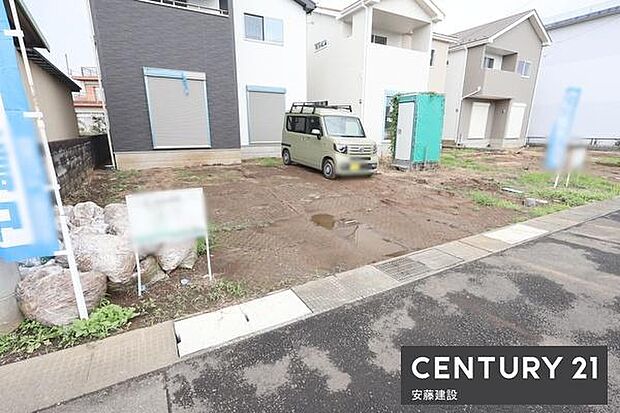 【 駐車場 / parking 】並列3台可能な駐車スペースご夫婦それぞれのお車をお家の前に停めることができます