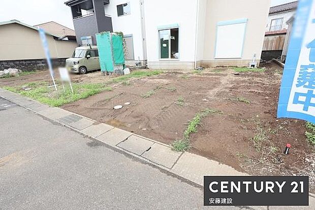 【 駐車場 / parking 】並列3台可能な駐車スペースご夫婦それぞれのお車をお家の前に停めることができます