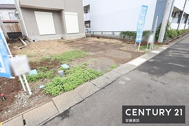 【 駐車場 / parking 】並列3台可能な駐車スペースご夫婦それぞれのお車をお家の前に停めることができます