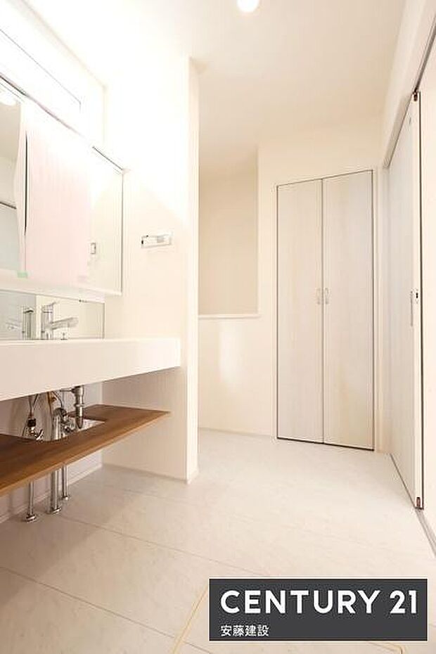 【 洗面所 / Washroom 】清潔感溢れる洗面所は、家族みんなが快適に使えるよう配慮された空間タオルや洗面用品などが収納できるサニタリー収納完備!