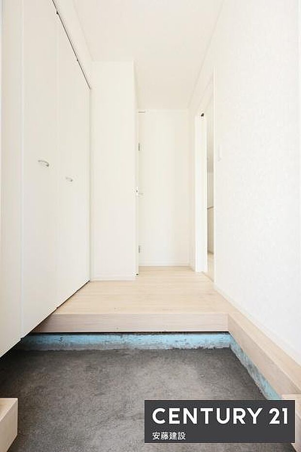 【 玄関 / entrance 】住む人を毎日見送り迎え入れる、清潔感のある玄関しっかり片付くシューズボックス完備!掃除は下に砂を落として箒で掃くだけなので簡単です!