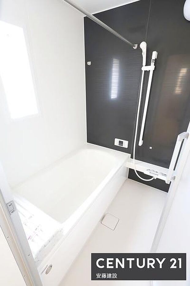 【 浴室 / Bathroom 】ゆったりと至福のバスタイムを過ごせそうな清潔感ある浴室ホスクリーンが備わっており、雨の日でも室内部屋干し可能