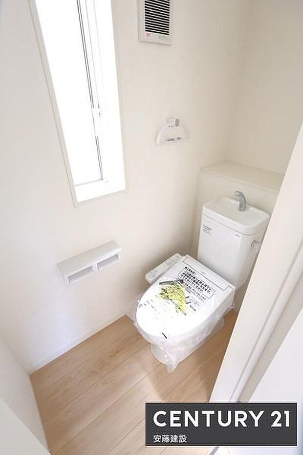 【 トイレ / toilet 】明るく清潔的なウォシュレット付きトイレ開閉がしやすい窓位置で換気や窓自体の掃除もしやすいのがポイント!