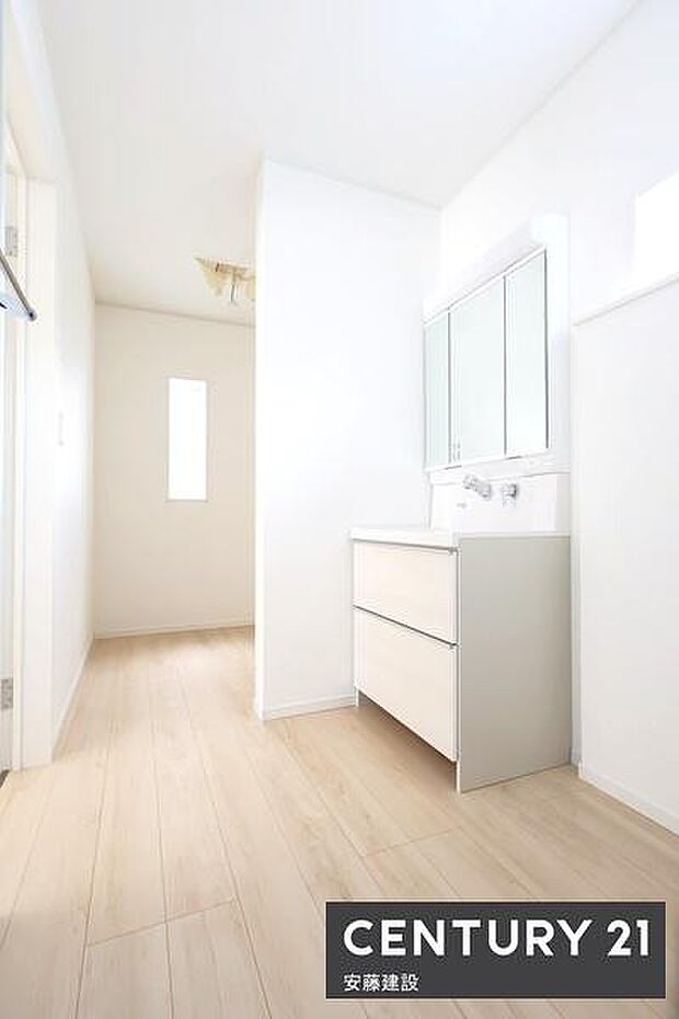 【 洗面所 / Washroom 】清潔感溢れる洗面所は、家族みんなが快適に使えるよう配慮された空間バタバタしがちな朝の時間も、ゆとりをもって過ごせます!