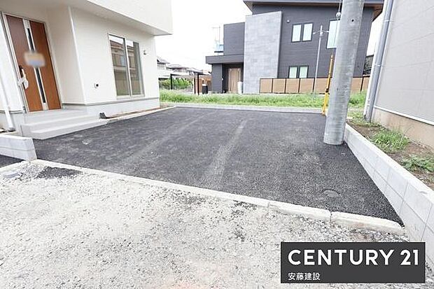 【　駐車場　/　parking　】並列2台可能な駐車スペースご夫婦それぞれのお車をお家の前に停めることができます