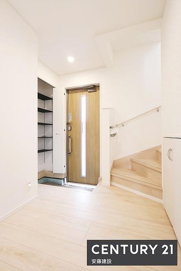 【　玄関　/　entrance　】住む人を毎日見送り迎え入れる、落ち着いた雰囲気の玄関！間口が広く開放的な空間