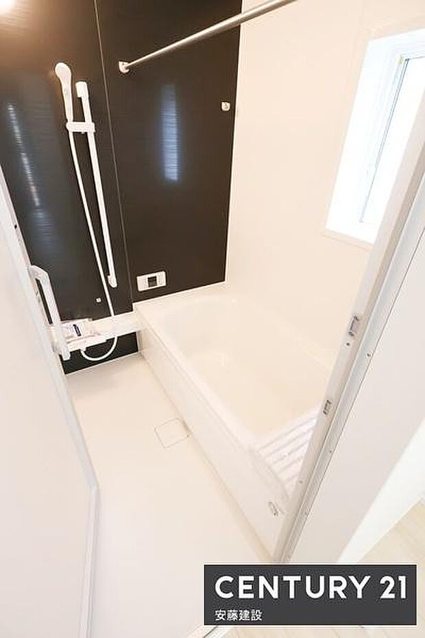 【　浴室　/　Bathroom　】ゆったりと至福のバスタイムを過ごせそうな清潔感ある浴室ホスクリーンが備わっており、雨の日でも室内部屋干し可能