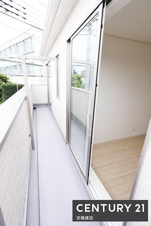 【　バルコニー　/　Balcony　】2部屋から出入可能な南西向きバルコニー！陽当りがよく洗濯物もしっかり乾きます