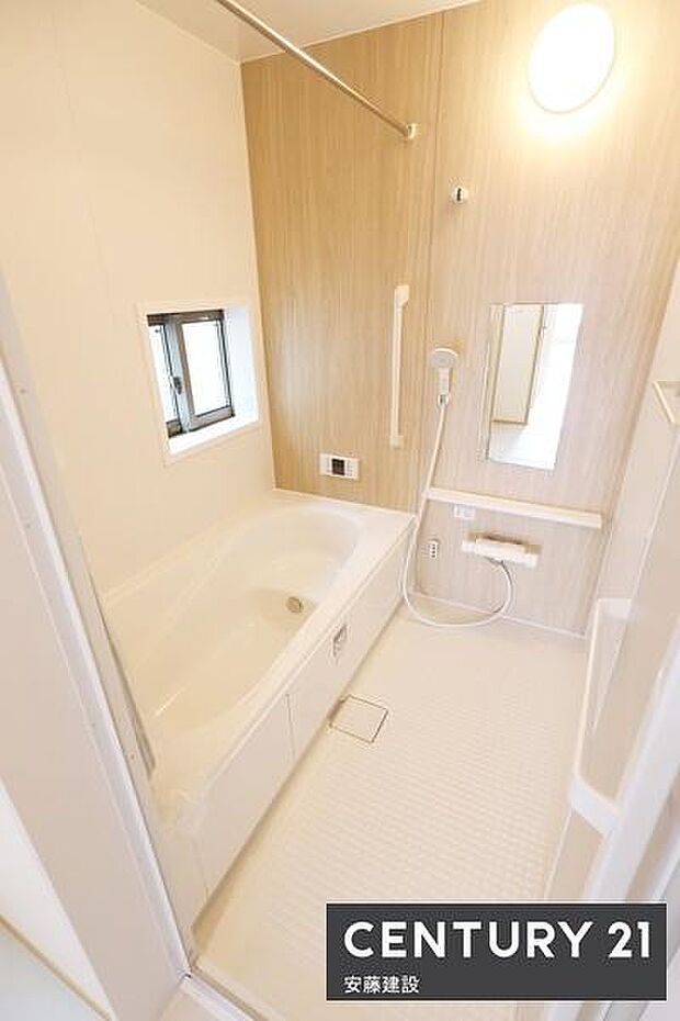 【 浴室 / Bathroom 】ゆったりと至福のバスタイムを過ごせそうな清潔感ある浴室ホスクリーンが備わっており、雨の日でも室内部屋干し可能
