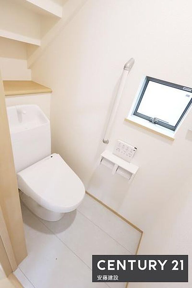 【 2階トイレ / toilet 】明るく清潔的なウォッシュレット付きトイレ
