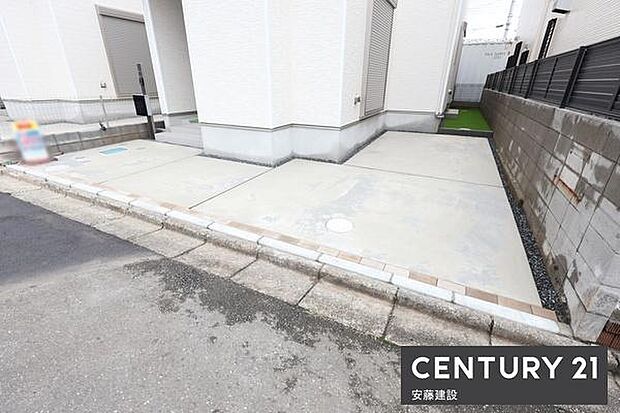 【 駐車場 / parking 】駐車2台可能なスペース(※車種制限あり)