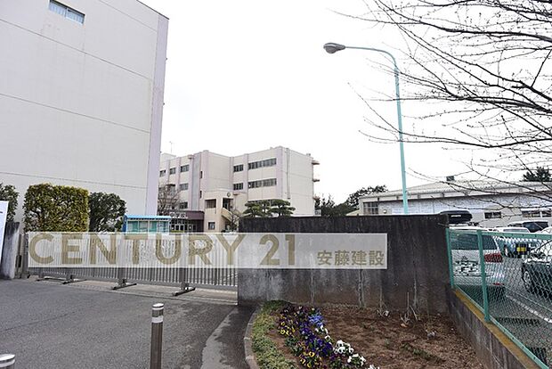 坂戸市立坂戸中学校まで1979m