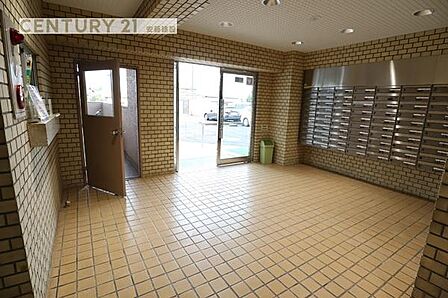 【　エントランス　】明るく開放的なエントランス
