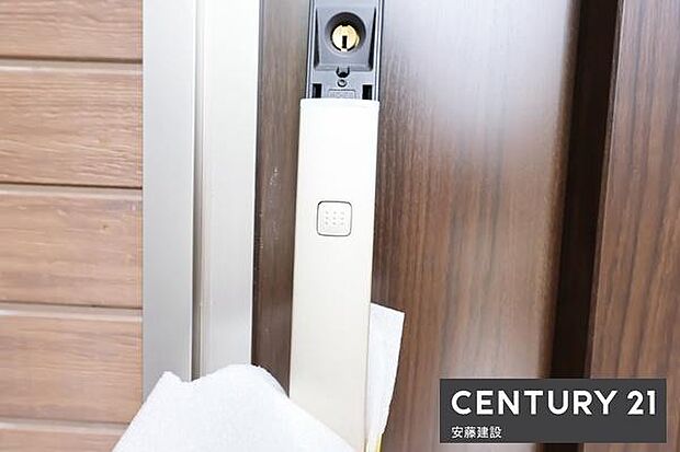 【 玄関 / entrance 】玄関は専用キーが鞄にあればワンタッチで開閉可能なスマートキー搭載!買い物帰りや雨の日、子どもと手が離せないときでもすぐに施錠できてうれしい機能