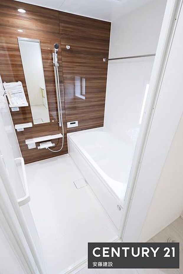【 浴室 / Bathroom 】ゆったりと至福のバスタイムを過ごせそうな清潔感ある浴室ホスクリーンが備わっており、雨の日でも室内部屋干し可能