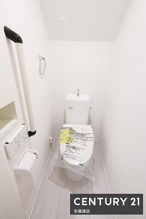 【 トイレ / toilet 】明るく清潔感のあるトイレ