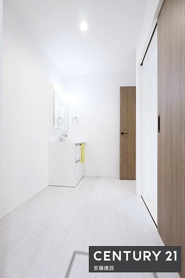 【 洗面所 / Washroom 】清潔感溢れる洗面所は、家族みんなが快適に使えるよう配慮された空間バタバタしがちな朝の時間も、ゆとりをもって過ごせます!