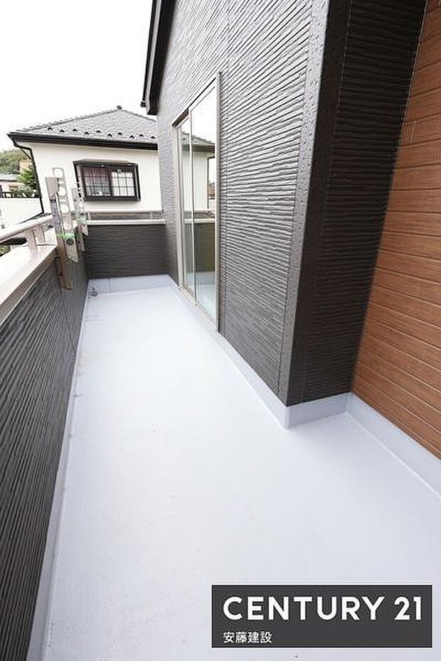 【 バルコニー / Balcony 】陽当りがよく洗濯物もしっかり乾きそうな南東向きバルコニー