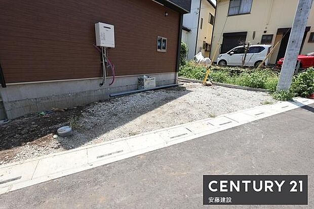 【 駐車場 / parking 】L字に駐車2台可能なスペース駐車1台+自転車やバイク置き場としても活用可能な空間