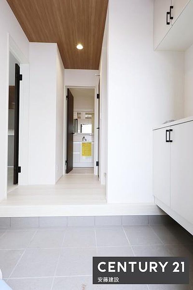 【 玄関 / entrance 】住む人を毎日見送り迎え入れる、清潔感のある玄関!天井はアクセントクロスを採用し立体感ある空間に