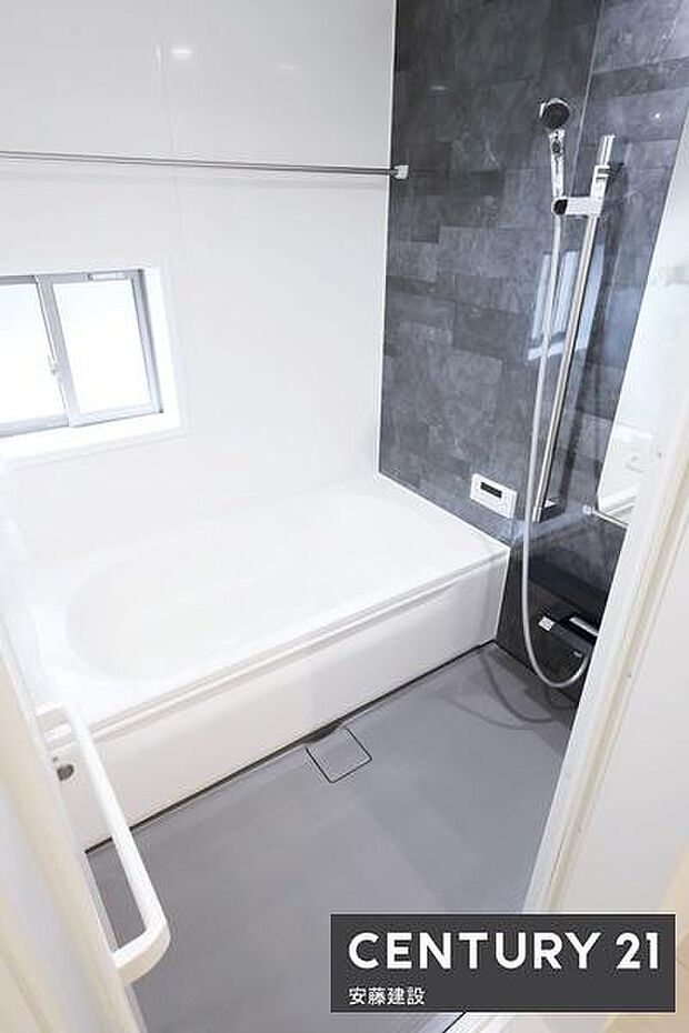【 浴室 / Bathroom 】ゆったりと至福のバスタイムを過ごせそうな清潔感ある浴室ホスクリーンが備わっており、雨の日でも室内部屋干し可能
