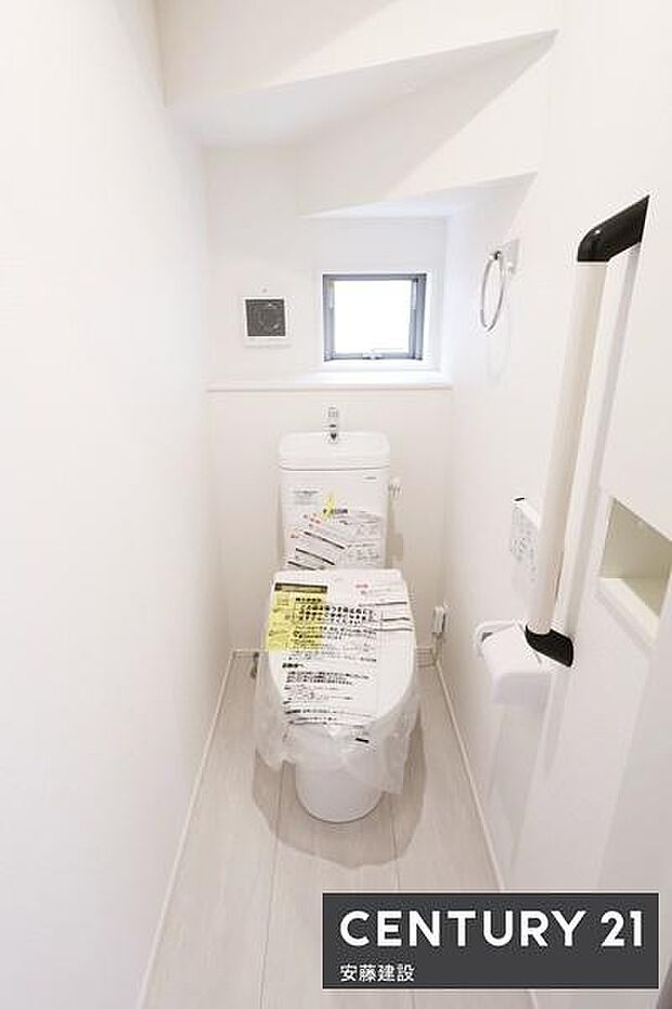 【 トイレ / toilet 】明るく清潔感のあるトイレ