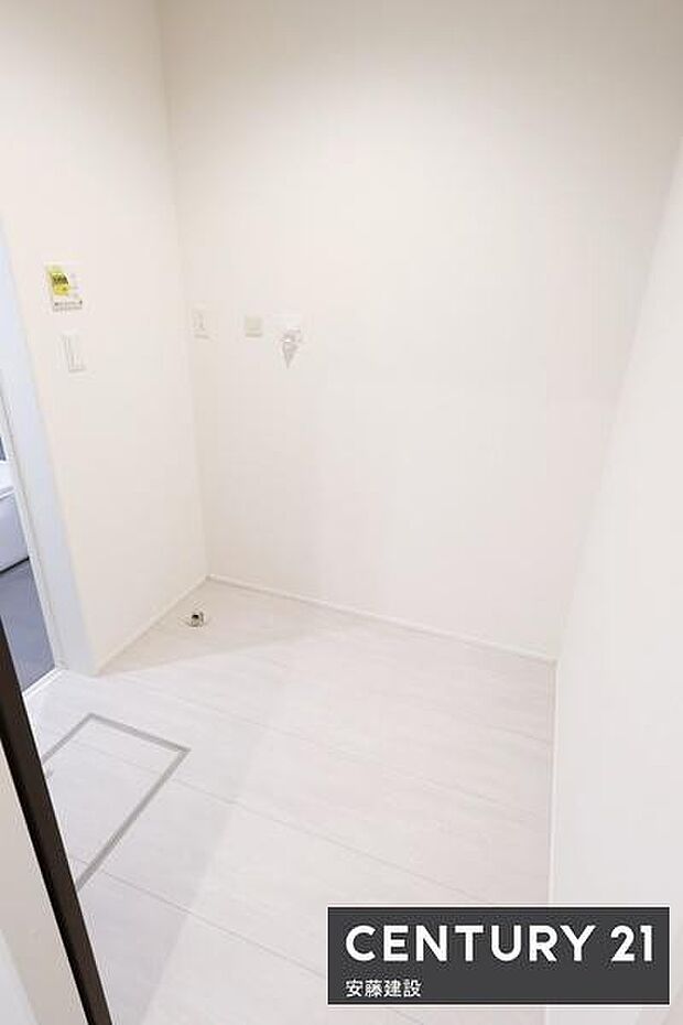 【 脱衣所 / Washroom 】明るくゆとりある広さの脱衣所ガス栓完備でガス乾燥機の導入も可能です※サイズ現況有姿