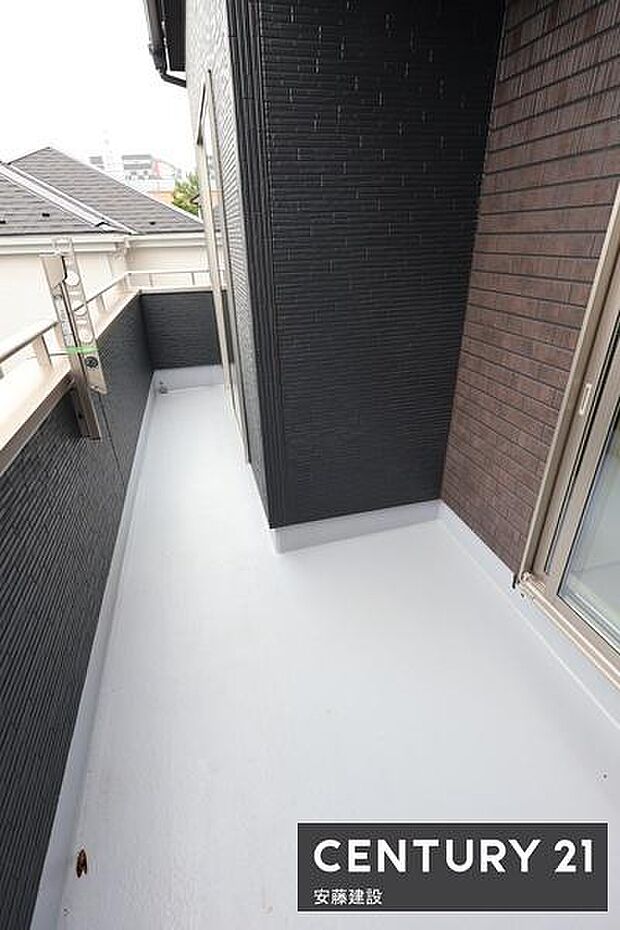【 バルコニー / Balcony 】陽当りがよく洗濯物もしっかり乾きそうな南東向きバルコニー