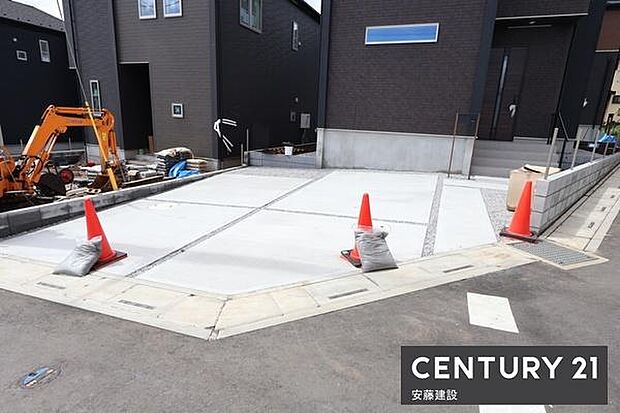 【 駐車場 / parking 】並列2台可能な駐車スペースご夫婦それぞれのお車をお家の前に停めることができます