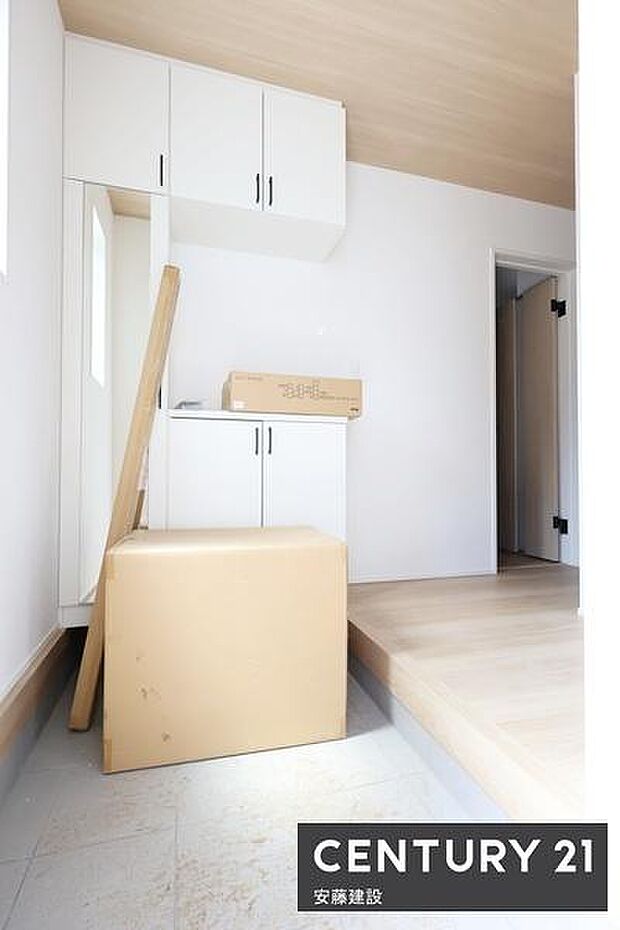【 玄関 / entrance 】住む人を毎日見送り迎え入れる、清潔感のある玄関散らかりがちな玄関もすっきり片付くシューズボックス完備!