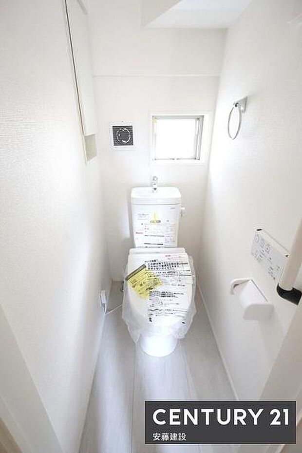 【 トイレ / toilet 】清潔的なウォッシュレット付きトイレトイレットペーパーや掃除用具をしまえる収納付き