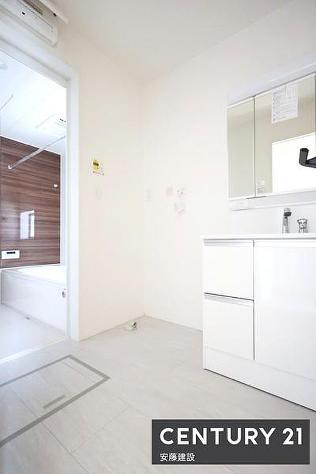 【 洗面所 / Washroom 】清潔感溢れる洗面所は、家族みんなが快適に使えるよう配慮された空間バタバタしがちな朝の時間も、ゆとりをもって過ごせます!