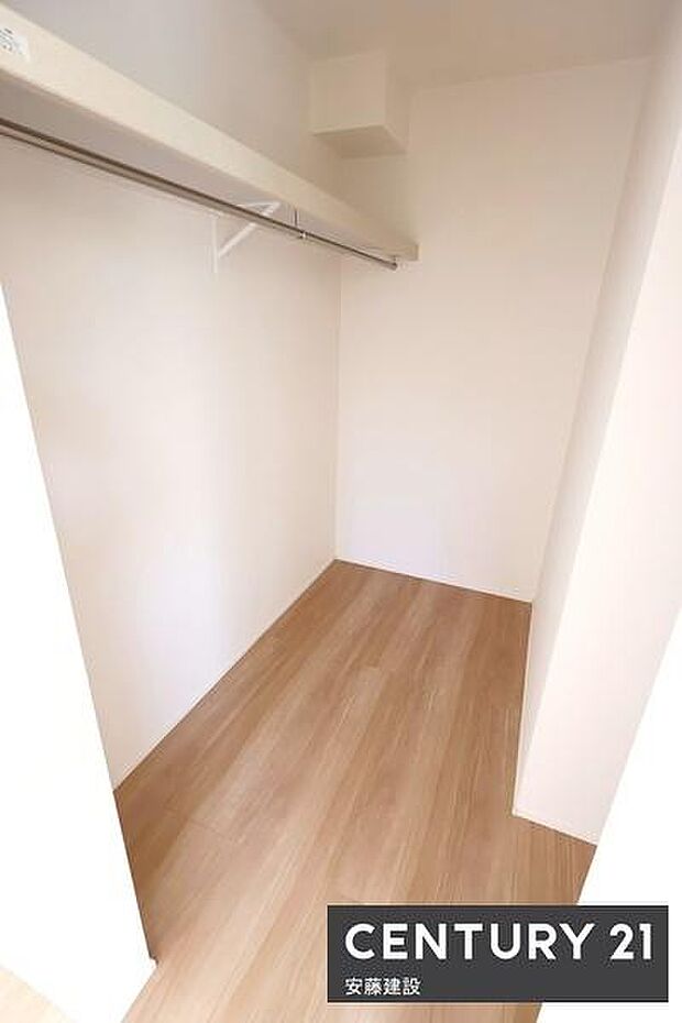 【 WIC 】毎日の洋服選びを楽しめるWIC完備!洗濯物を畳まずにそのまま取り込んでラックにかけるだけの快適収納