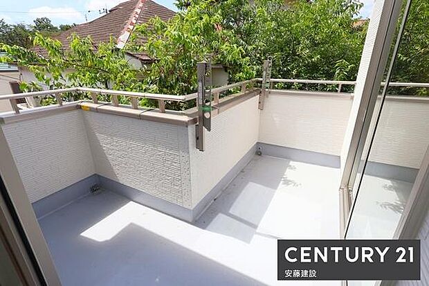 【 バルコニー / Balcony 】2部屋から出入可能な南向きL字バルコニー!陽当りがよく洗濯物もしっかり乾きます