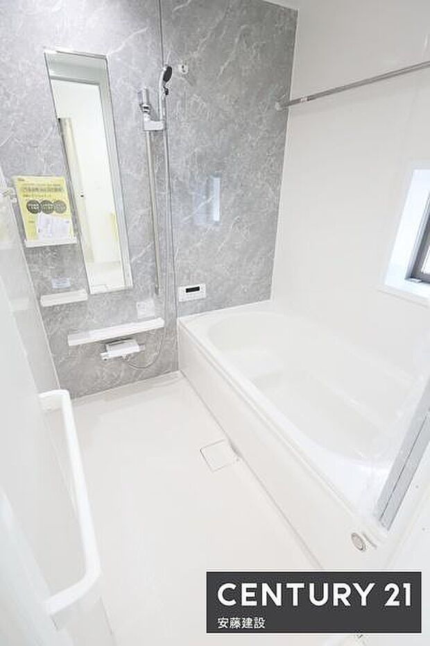 【 浴室 / Bathroom 】ゆったりと至福のバスタイムを過ごせそうな清潔感ある浴室ホスクリーンが備わっており、雨の日でも室内部屋干し可能