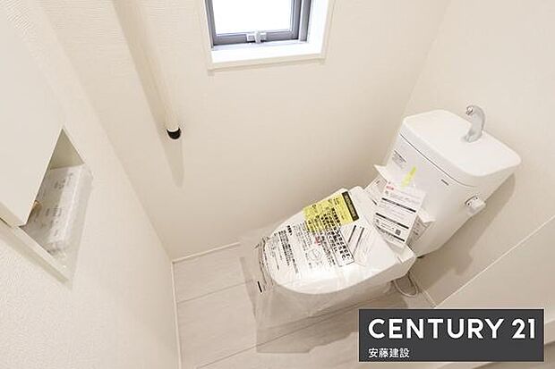 【 トイレ / toilet 】清潔的なウォシュレット付きトイレ手すりを完備しており、ご高齢の方まで安心してお使いいただけます