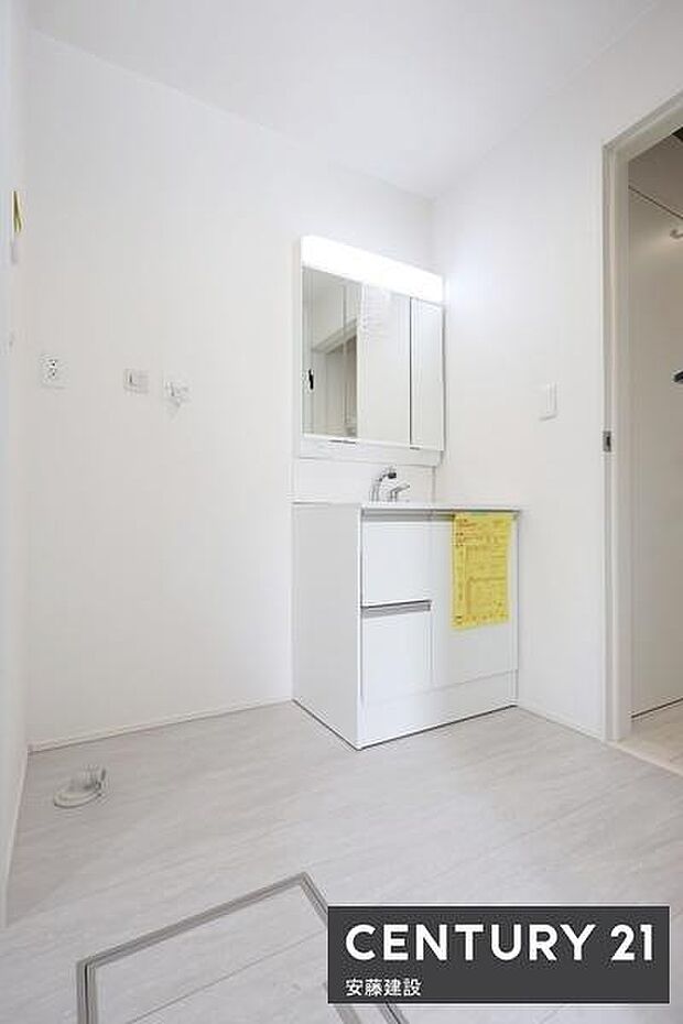 【 洗面所 / Washroom 】清潔感溢れる洗面所は、家族みんなが快適に使えるよう配慮された空間バタバタしがちな朝の時間も、ゆとりをもって過ごせます!