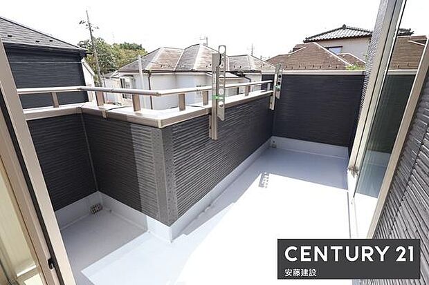 【 バルコニー / Balcony 】2部屋から出入可能な南東向きバルコニー!陽当りがよく洗濯物もしっかり乾きます