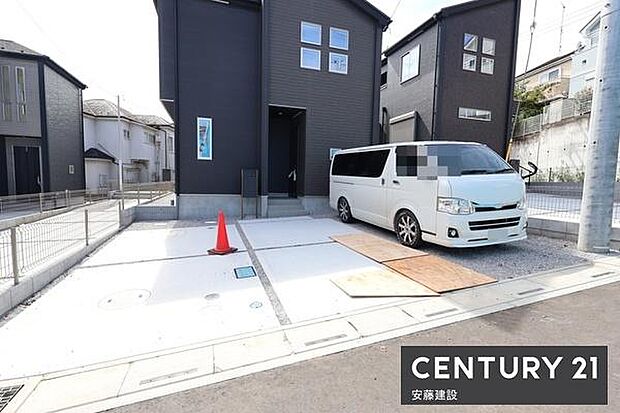 【 駐車場 / parking 】並列2台可能な駐車スペースご夫婦それぞれのお車をお家の前に停めることができます