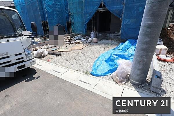 【　駐車場　/　parking　】並列2台可能な駐車スペースご夫婦それぞれのお車をお家の前に停めることができます