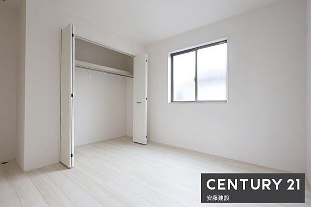 【　子供部屋　/　6.06帖　】お好きな家具を自由にレイアウトできる広さの洋室二面採光で陽当り風通し良好
