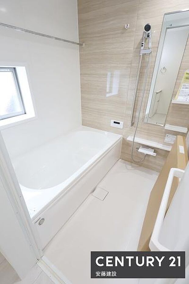 【　浴室　/　Bathroom　】ゆったりと至福のバスタイムを過ごせそうな清潔感ある浴室ホスクリーンが備わっており、雨の日でも室内部屋干し可能