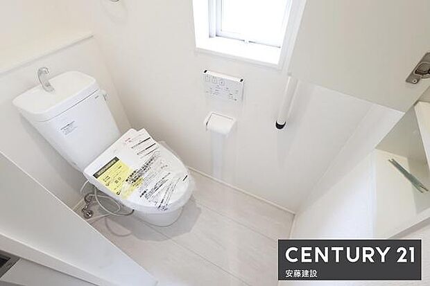 【　トイレ　/　toilet　】清潔的なウォッシュレット付きトイレトイレットペーパーや掃除用具をしまえる収納付き