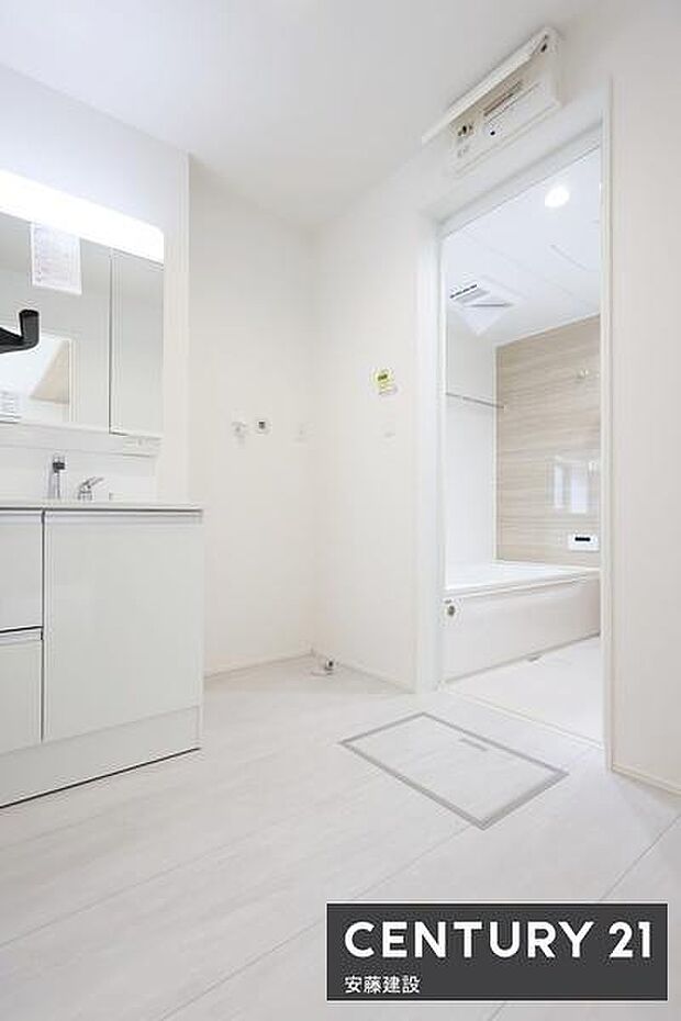 【　洗面所　/　Washroom　】清潔感溢れる洗面所は、家族みんなが快適に使えるよう配慮された空間バタバタしがちな朝の時間も、ゆとりをもって過ごせます！