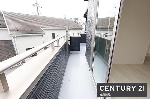 【　バルコニー　/　Balcony　】2部屋から出入可能な南東向きバルコニー！陽当りがよく洗濯物もしっかり乾きます