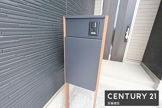 【　宅配ボックス　】忙しい日にも荷物が簡単に受け取れる宅配ボックス完備再配達の手間が省け、ネットショッピングを頻繁に利用する方や共働きのご家庭に大活躍です！