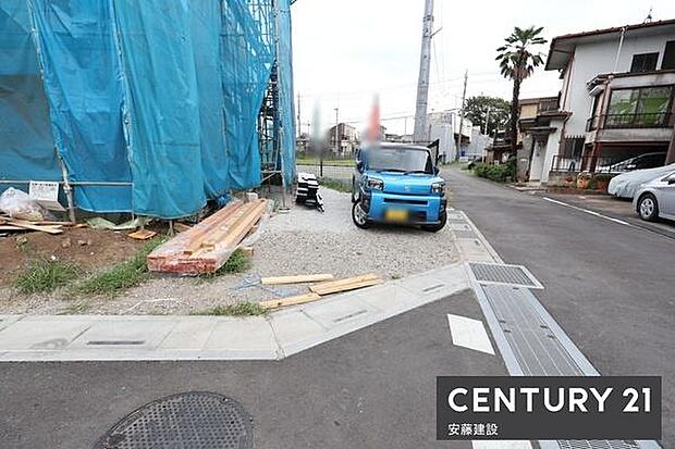 【 駐車場 / parking 】並列2台可能な駐車スペースご夫婦それぞれのお車をお家の前に停めることができます