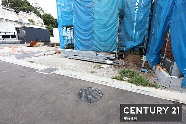 【 駐車場 / parking 】並列2台可能な駐車スペースご夫婦それぞれのお車をお家の前に停めることができます